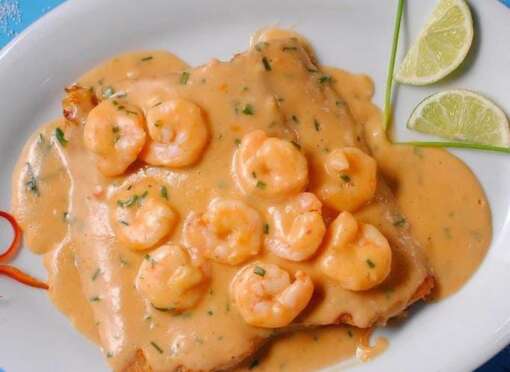 Filete de robalo en salsa de camarón