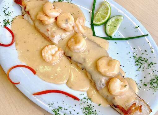 Filete de salmón en salsa de camarón